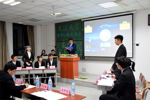 见习记者胡宇博 600.jpg